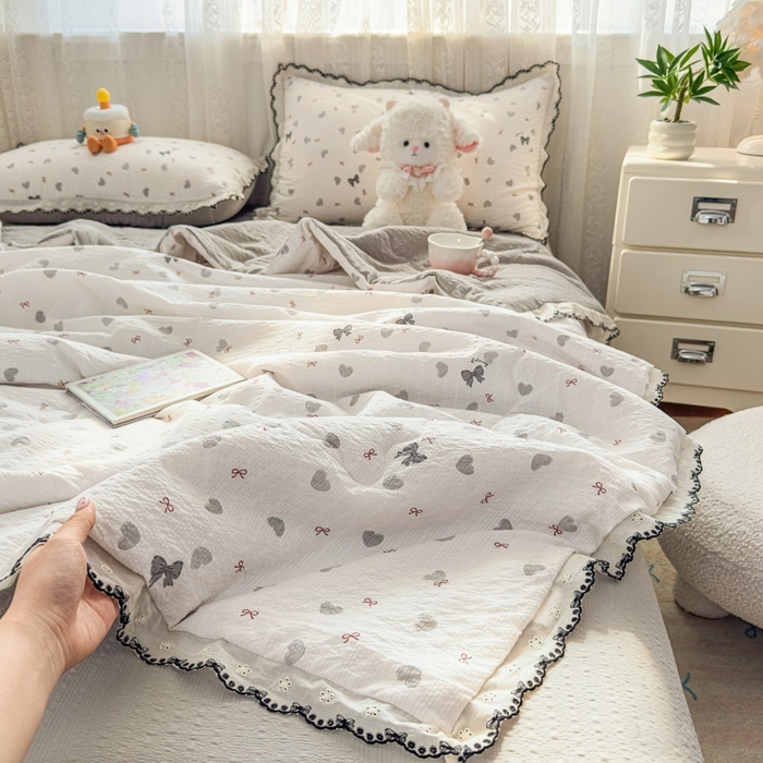 91家纺网 家纺一手货源 找家纺 赫本家纺 2026新款全棉镂空花边云感印花双层纱夏被四件套 灰糖心事