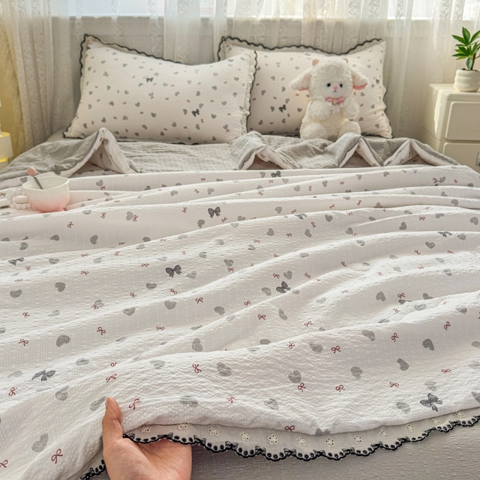 91家纺网 家纺一手货源 找家纺 赫本家纺 2026新款全棉镂空花边云感印花双层纱夏被四件套 灰糖心事