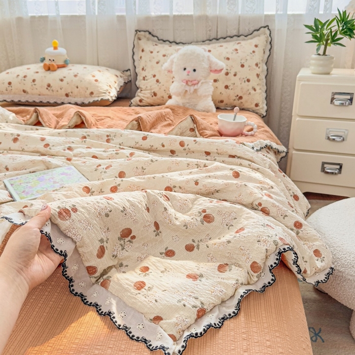 91家纺网 家纺一手货源 找家纺 赫本家纺 2026新款全棉镂空花边云感印花双层纱夏被四件套 焦糖奶芙