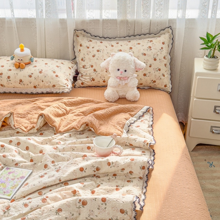 91家纺网 家纺一手货源 找家纺 赫本家纺 2026新款全棉镂空花边云感印花双层纱夏被四件套 焦糖奶芙