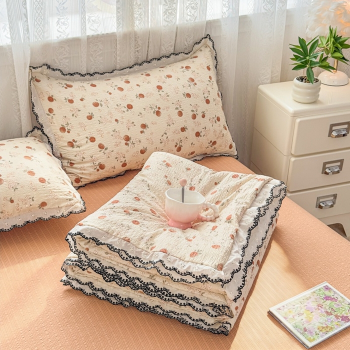 91家纺网 家纺一手货源 找家纺 赫本家纺 2026新款全棉镂空花边云感印花双层纱夏被四件套 焦糖奶芙