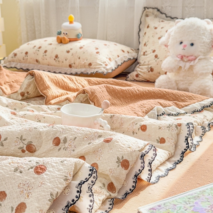 91家纺网 家纺一手货源 找家纺 赫本家纺 2026新款全棉镂空花边云感印花双层纱夏被四件套 焦糖奶芙