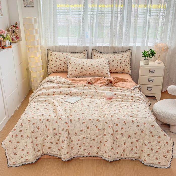 91家纺网 家纺一手货源 找家纺 赫本家纺 2026新款全棉镂空花边云感印花双层纱夏被四件套 焦糖奶芙