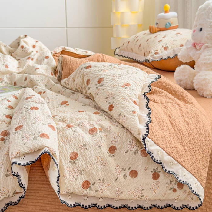 91家纺网 家纺一手货源 找家纺 赫本家纺 2026新款全棉镂空花边云感印花双层纱夏被四件套 焦糖奶芙