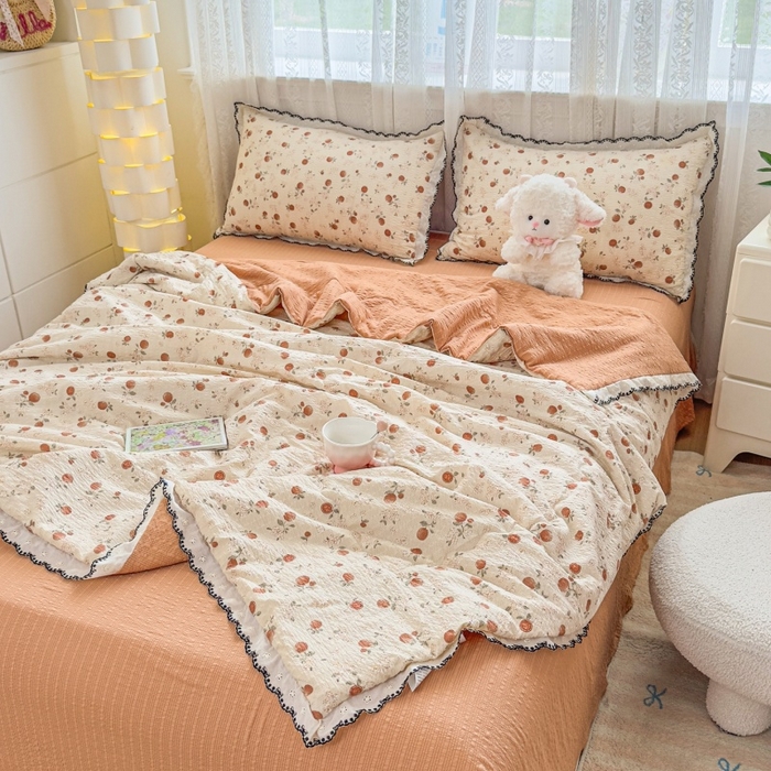 91家纺网 家纺一手货源 找家纺 赫本家纺 2026新款全棉镂空花边云感印花双层纱夏被四件套 焦糖奶芙