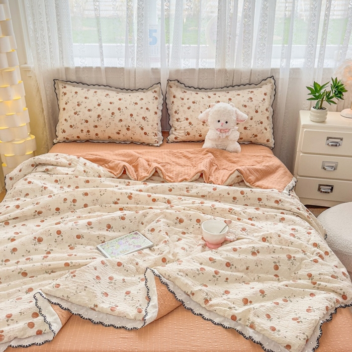 91家纺网 家纺一手货源 找家纺 赫本家纺 2026新款全棉镂空花边云感印花双层纱夏被四件套 焦糖奶芙