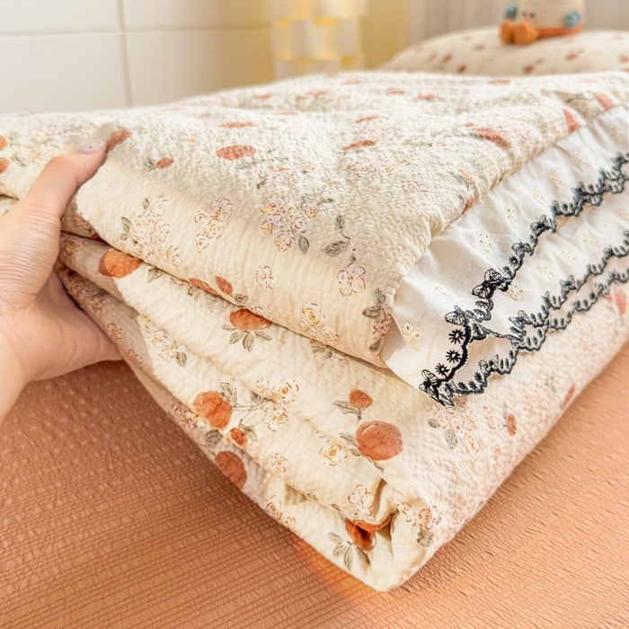 91家纺网 家纺一手货源 找家纺 赫本家纺 2026新款全棉镂空花边云感印花双层纱夏被四件套 焦糖奶芙