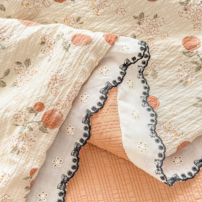 91家纺网 家纺一手货源 找家纺 赫本家纺 2026新款全棉镂空花边云感印花双层纱夏被四件套 焦糖奶芙