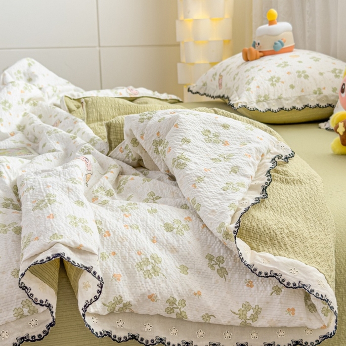 91家纺网 家纺一手货源 找家纺 赫本家纺 2026新款全棉镂空花边云感印花双层纱夏被四件套 绿野精灵