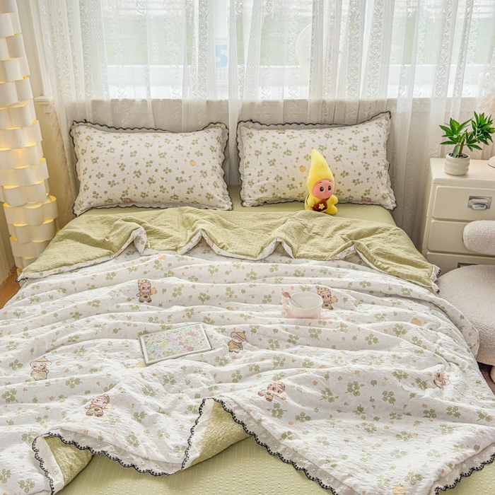 91家纺网 家纺一手货源 找家纺 赫本家纺 2026新款全棉镂空花边云感印花双层纱夏被四件套 绿野精灵