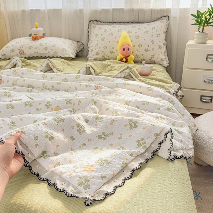 91家纺网 家纺一手货源 找家纺 赫本家纺 2026新款全棉镂空花边云感印花双层纱夏被四件套 绿野精灵