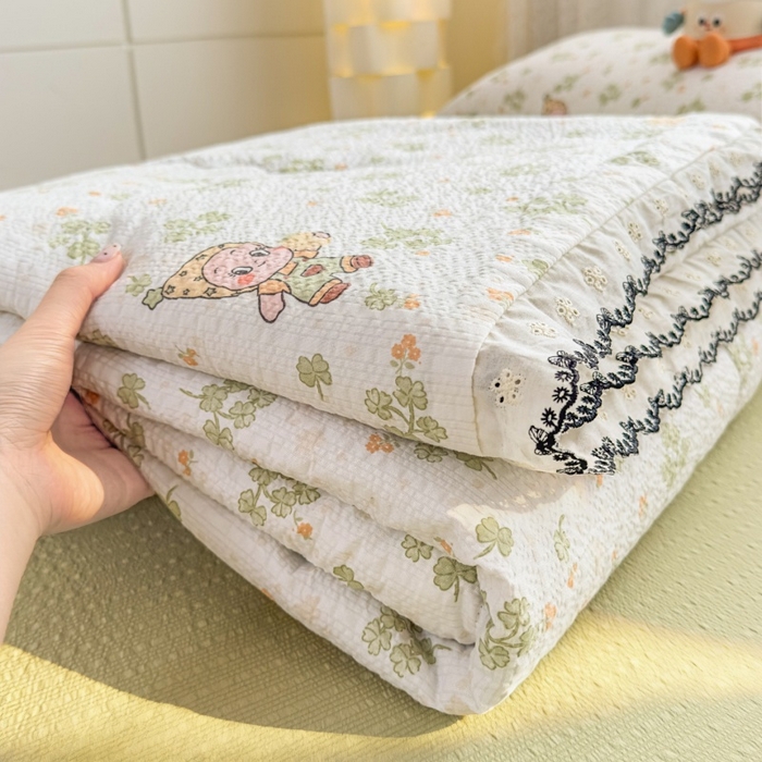 91家纺网 家纺一手货源 找家纺 赫本家纺 2026新款全棉镂空花边云感印花双层纱夏被四件套 绿野精灵