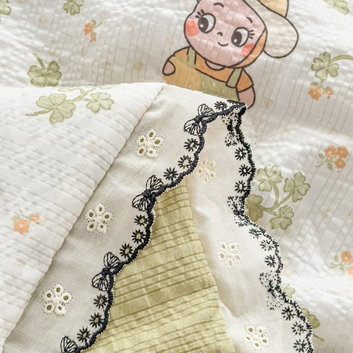 91家纺网 家纺一手货源 找家纺 赫本家纺 2026新款全棉镂空花边云感印花双层纱夏被四件套 绿野精灵