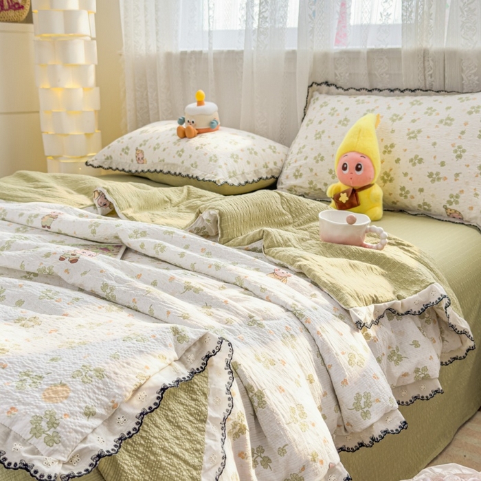91家纺网 家纺一手货源 找家纺 赫本家纺 2026新款全棉镂空花边云感印花双层纱夏被四件套 绿野精灵