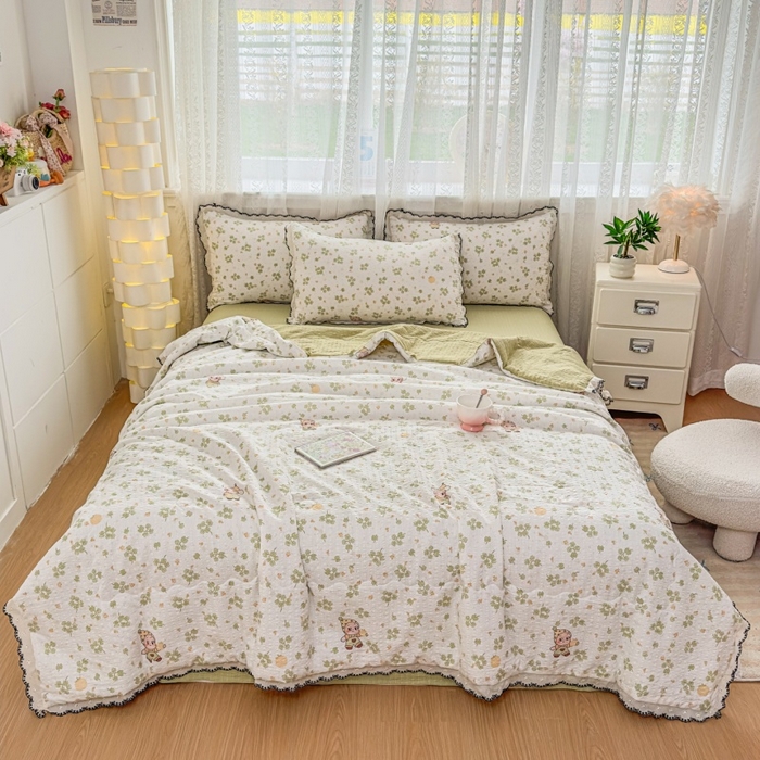 91家纺网 家纺一手货源 找家纺 赫本家纺 2026新款全棉镂空花边云感印花双层纱夏被四件套 绿野精灵