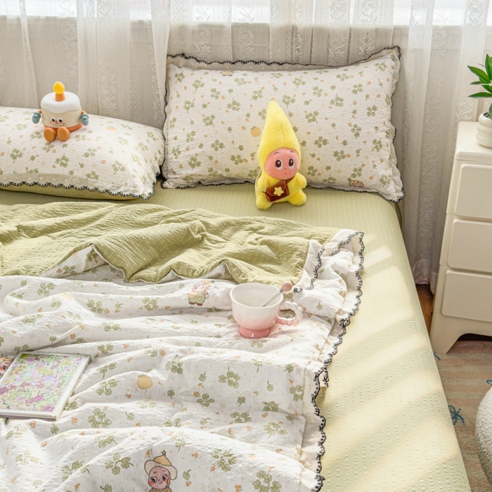 91家纺网 家纺一手货源 找家纺 赫本家纺 2026新款全棉镂空花边云感印花双层纱夏被四件套 绿野精灵