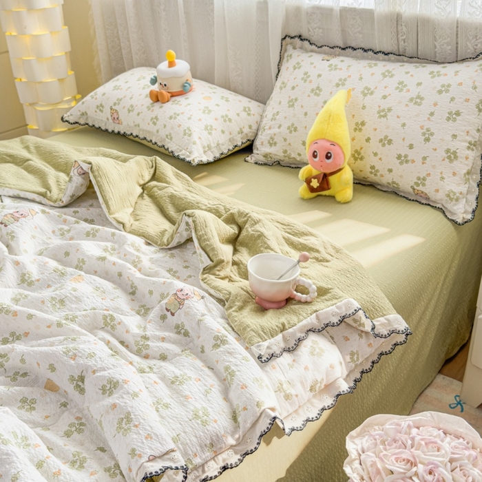 91家纺网 家纺一手货源 找家纺 赫本家纺 2026新款全棉镂空花边云感印花双层纱夏被四件套 绿野精灵