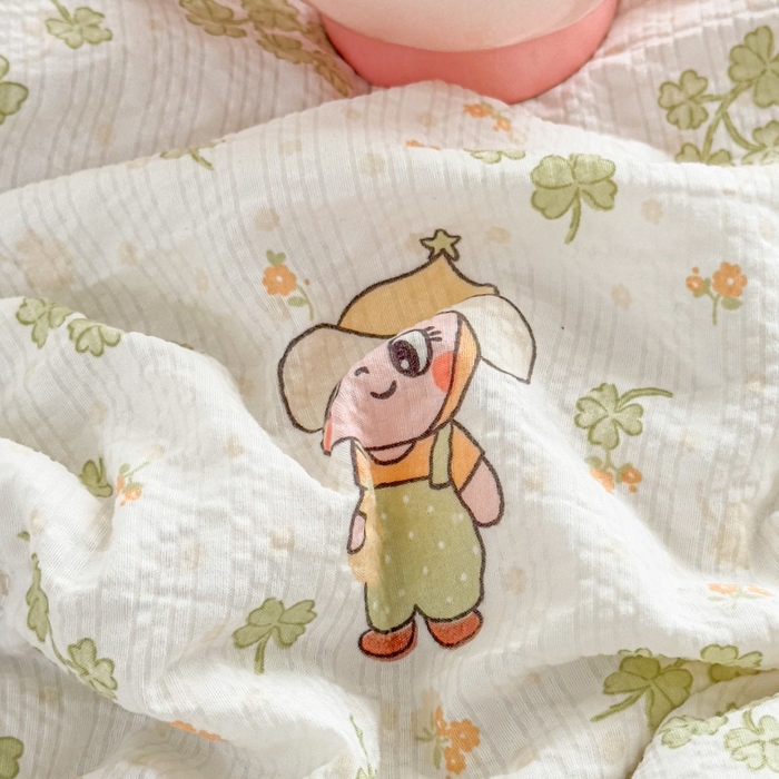 91家纺网 家纺一手货源 找家纺 赫本家纺 2026新款全棉镂空花边云感印花双层纱夏被四件套 绿野精灵