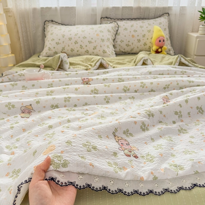 91家纺网 家纺一手货源 找家纺 赫本家纺 2026新款全棉镂空花边云感印花双层纱夏被四件套 绿野精灵