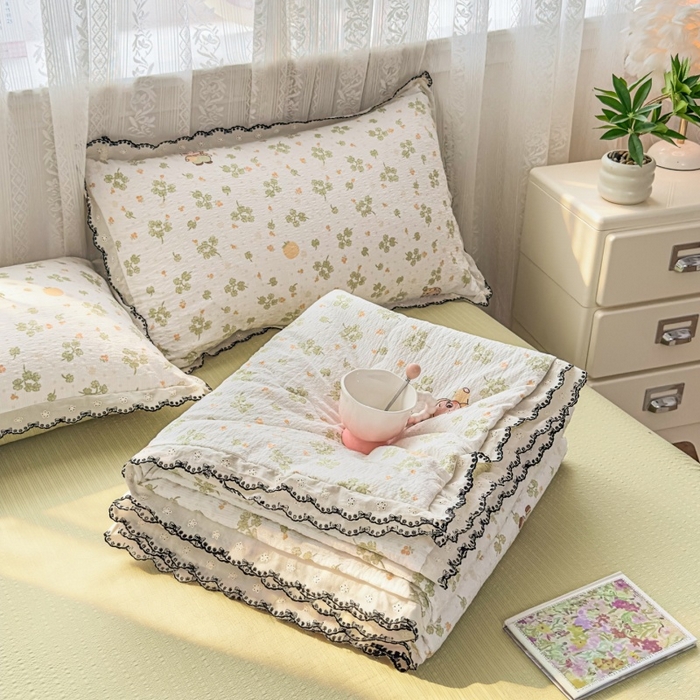 91家纺网 家纺一手货源 找家纺 赫本家纺 2026新款全棉镂空花边云感印花双层纱夏被四件套 绿野精灵