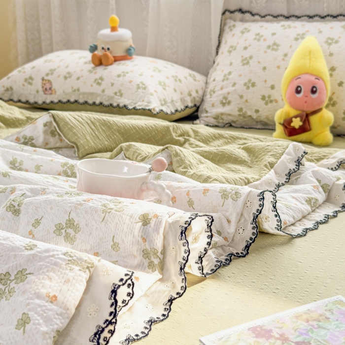 91家纺网 家纺一手货源 找家纺 赫本家纺 2026新款全棉镂空花边云感印花双层纱夏被四件套 绿野精灵