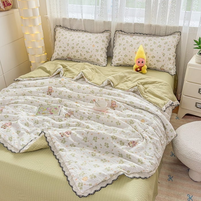 91家纺网 家纺一手货源 找家纺 赫本家纺 2026新款全棉镂空花边云感印花双层纱夏被四件套 绿野精灵