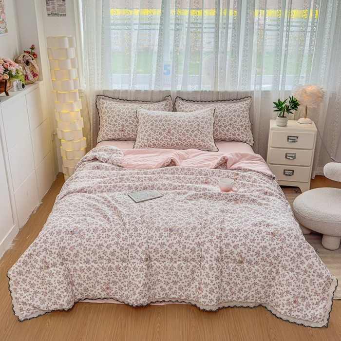 91家纺网 家纺一手货源 找家纺 赫本家纺 2026新款全棉镂空花边云感印花双层纱夏被四件套 暖茶花园