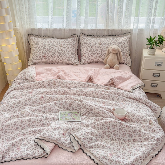 91家纺网 家纺一手货源 找家纺 赫本家纺 2026新款全棉镂空花边云感印花双层纱夏被四件套 暖茶花园