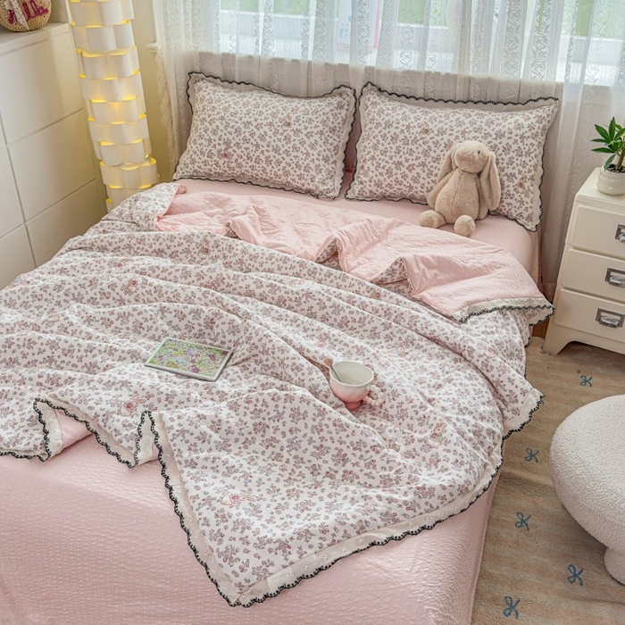 91家纺网 家纺一手货源 找家纺 赫本家纺 2026新款全棉镂空花边云感印花双层纱夏被四件套 暖茶花园