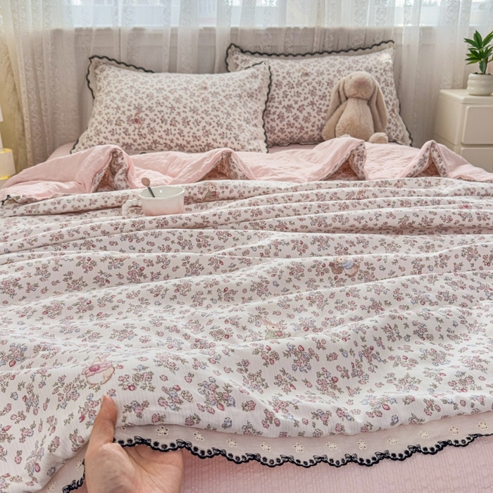 91家纺网 家纺一手货源 找家纺 赫本家纺 2026新款全棉镂空花边云感印花双层纱夏被四件套 暖茶花园