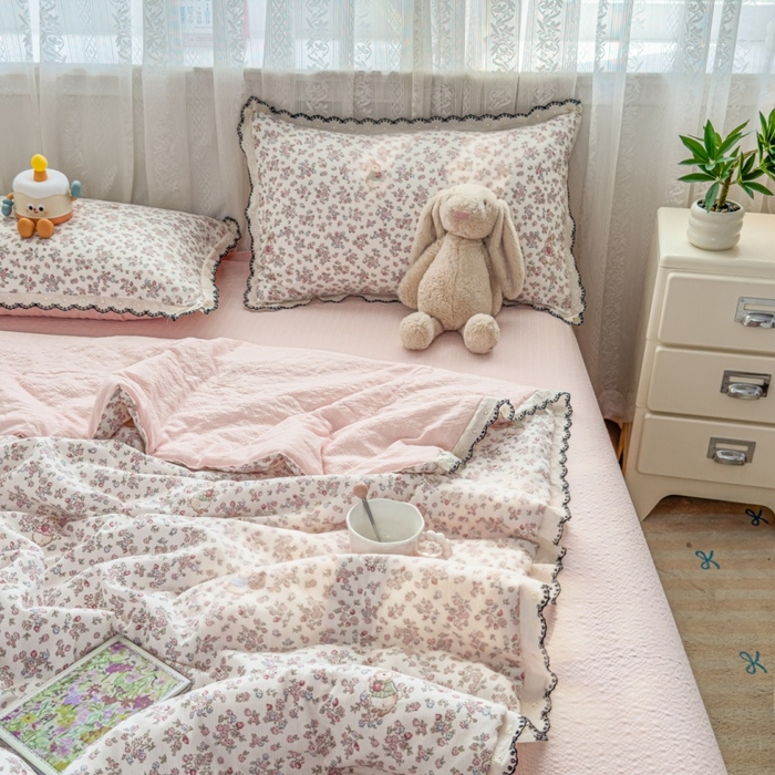 91家纺网 家纺一手货源 找家纺 赫本家纺 2026新款全棉镂空花边云感印花双层纱夏被四件套 暖茶花园