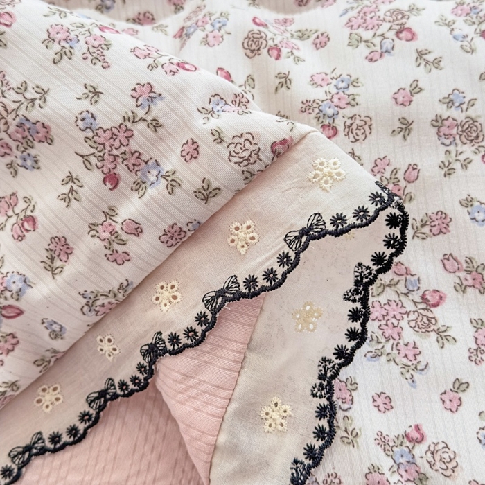 91家纺网 家纺一手货源 找家纺 赫本家纺 2026新款全棉镂空花边云感印花双层纱夏被四件套 暖茶花园