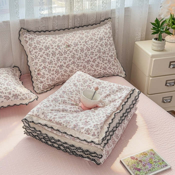 91家纺网 家纺一手货源 找家纺 赫本家纺 2026新款全棉镂空花边云感印花双层纱夏被四件套 暖茶花园