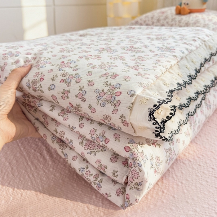 91家纺网 家纺一手货源 找家纺 赫本家纺 2026新款全棉镂空花边云感印花双层纱夏被四件套 暖茶花园