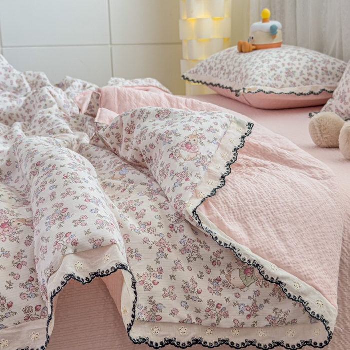 91家纺网 家纺一手货源 找家纺 赫本家纺 2026新款全棉镂空花边云感印花双层纱夏被四件套 暖茶花园
