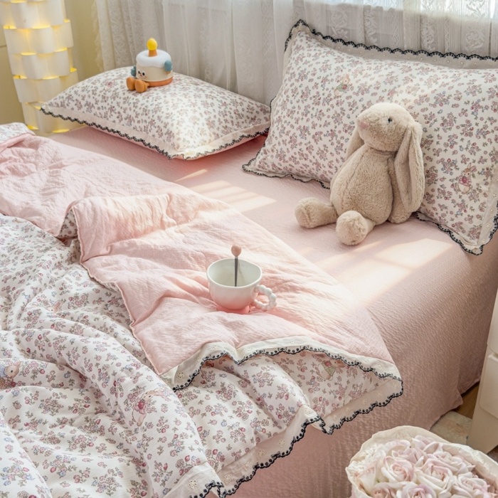 91家纺网 家纺一手货源 找家纺 赫本家纺 2026新款全棉镂空花边云感印花双层纱夏被四件套 暖茶花园