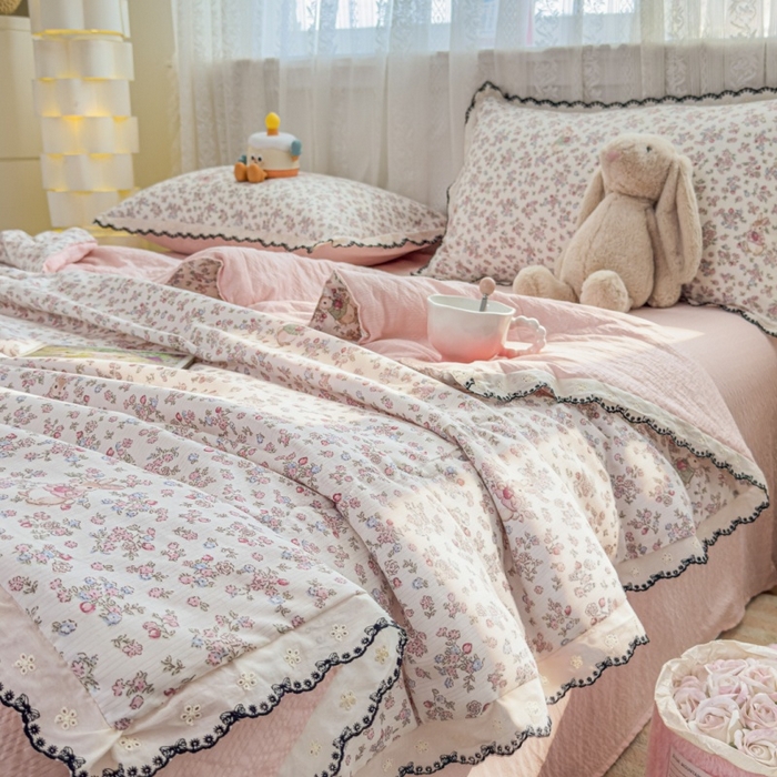 91家纺网 家纺一手货源 找家纺 赫本家纺 2026新款全棉镂空花边云感印花双层纱夏被四件套 暖茶花园