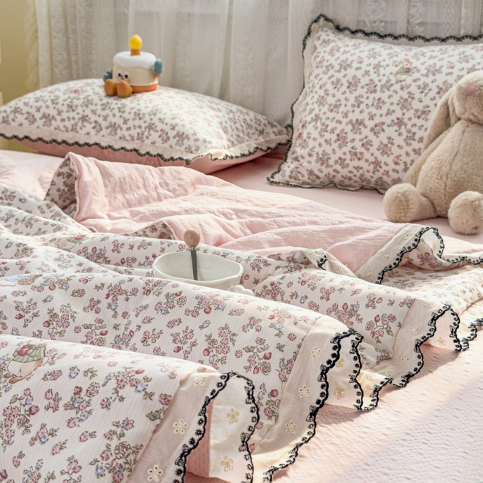 91家纺网 家纺一手货源 找家纺 赫本家纺 2026新款全棉镂空花边云感印花双层纱夏被四件套 暖茶花园