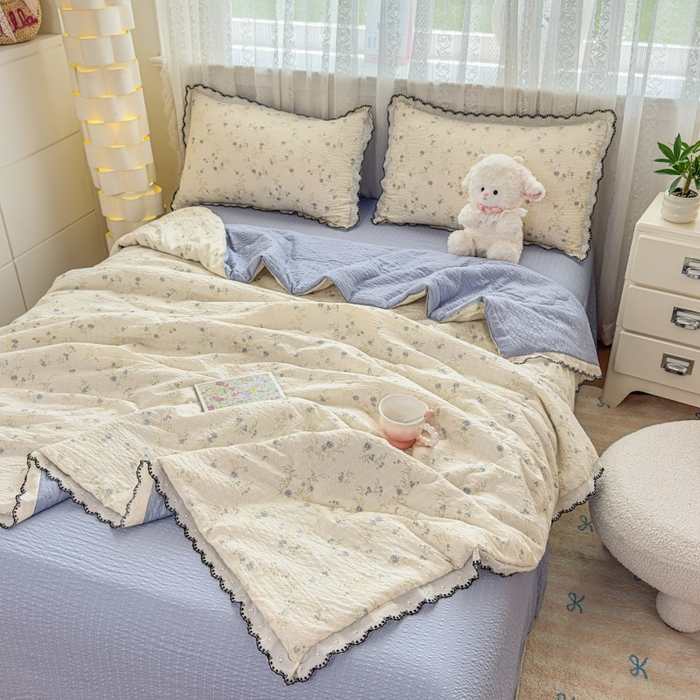 91家纺网 家纺一手货源 找家纺 赫本家纺 2026新款全棉镂空花边云感印花双层纱夏被四件套 青雾花野