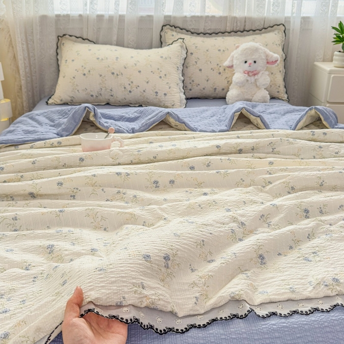 91家纺网 家纺一手货源 找家纺 赫本家纺 2026新款全棉镂空花边云感印花双层纱夏被四件套 青雾花野