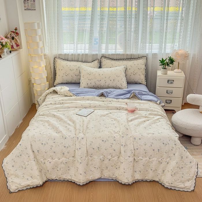 91家纺网 家纺一手货源 找家纺 赫本家纺 2026新款全棉镂空花边云感印花双层纱夏被四件套 青雾花野