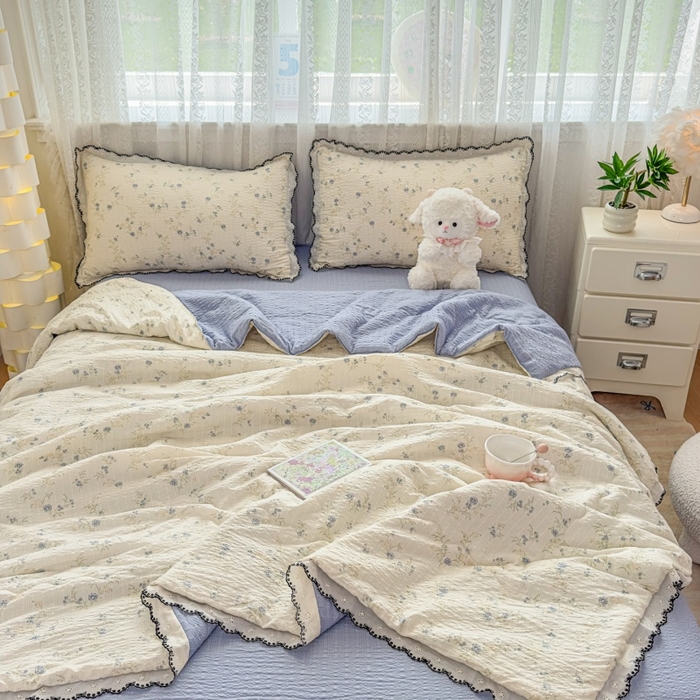 91家纺网 家纺一手货源 找家纺 赫本家纺 2026新款全棉镂空花边云感印花双层纱夏被四件套 青雾花野