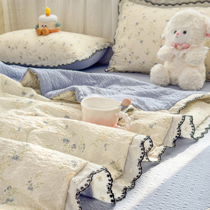 91家纺网 家纺一手货源 找家纺 赫本家纺 2026新款全棉镂空花边云感印花双层纱夏被四件套 青雾花野