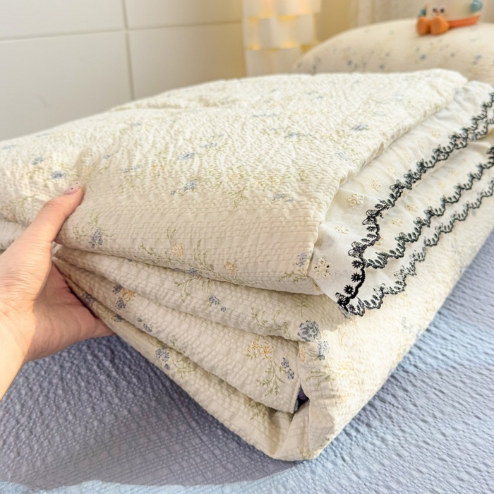 91家纺网 家纺一手货源 找家纺 赫本家纺 2026新款全棉镂空花边云感印花双层纱夏被四件套 青雾花野