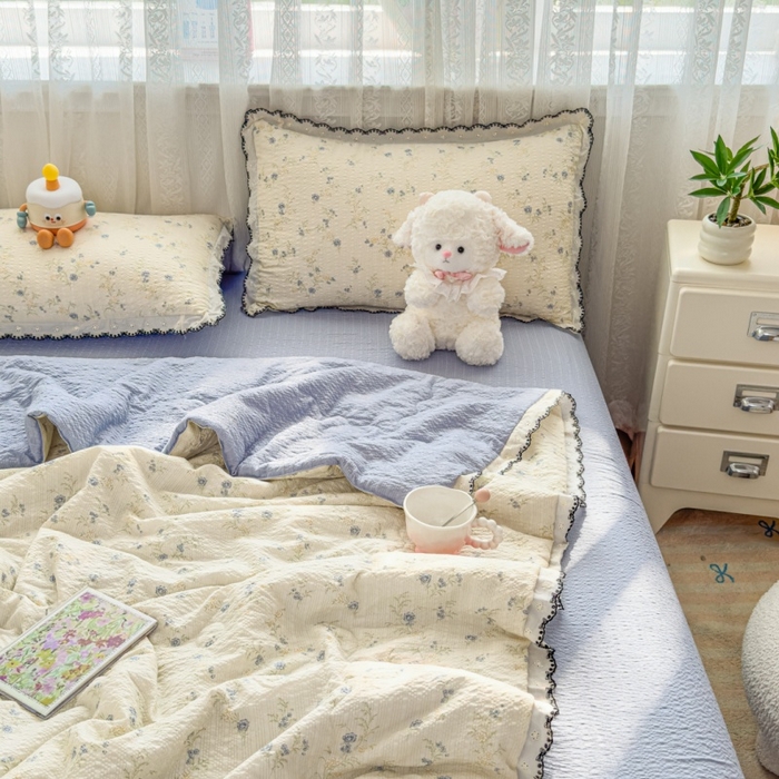 91家纺网 家纺一手货源 找家纺 赫本家纺 2026新款全棉镂空花边云感印花双层纱夏被四件套 青雾花野