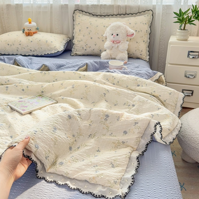 91家纺网 家纺一手货源 找家纺 赫本家纺 2026新款全棉镂空花边云感印花双层纱夏被四件套 青雾花野