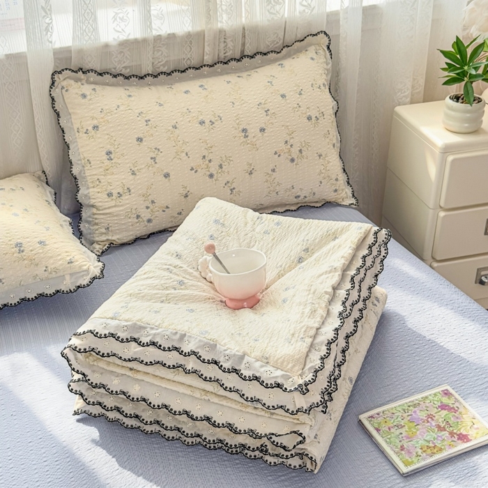 91家纺网 家纺一手货源 找家纺 赫本家纺 2026新款全棉镂空花边云感印花双层纱夏被四件套 青雾花野