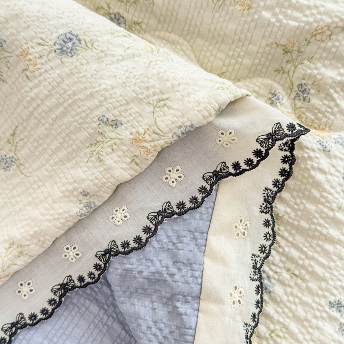 91家纺网 家纺一手货源 找家纺 赫本家纺 2026新款全棉镂空花边云感印花双层纱夏被四件套 青雾花野