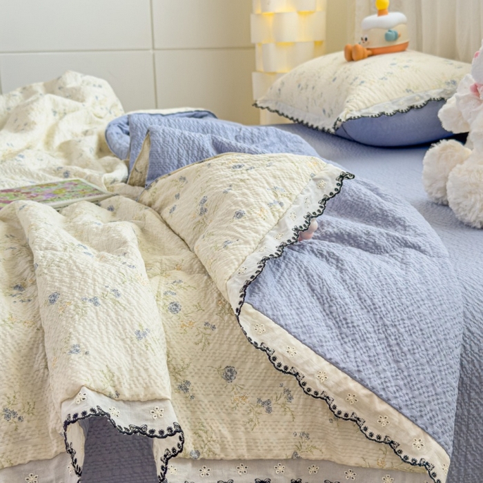 91家纺网 家纺一手货源 找家纺 赫本家纺 2026新款全棉镂空花边云感印花双层纱夏被四件套 青雾花野