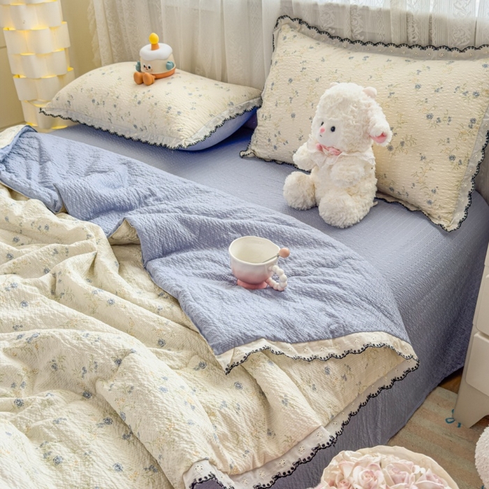 91家纺网 家纺一手货源 找家纺 赫本家纺 2026新款全棉镂空花边云感印花双层纱夏被四件套 青雾花野